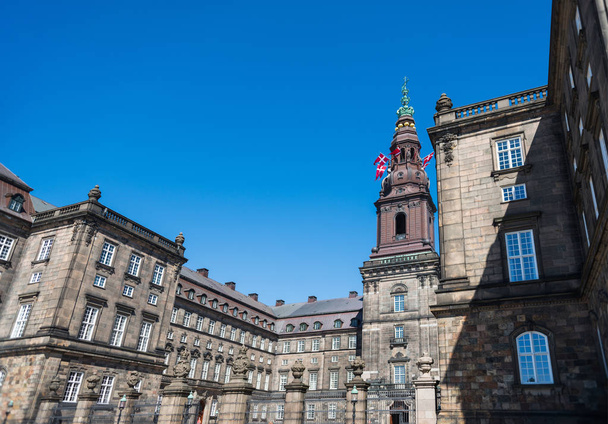 Městská scéna s historickými Christiansborg Palace v Kodani, Dánsko - Fotografie, Obrázek