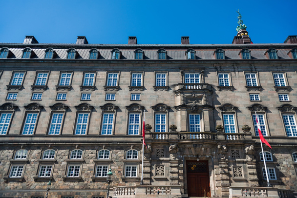 városi jelenet történelmi Christiansborg palota Koppenhága, Dánia - Fotó, kép