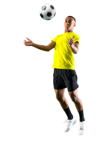 Giocatore di calcio uomo con la pelle scura giocare su sfondo bianco isolato
 - Foto, immagini