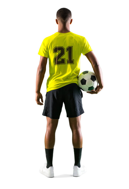 Футболіст чоловік з темношкірим граючим м'ячем своїми руками на ізольованому білому тлі
 - Фото, зображення