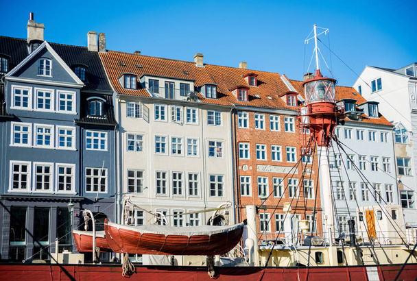 COPENHAGEN, DENMARK - 06 MAY, 2018: Nyhavn pier with buildings and boats in the Old Town of Copenhagen, Denmark   - Foto, afbeelding