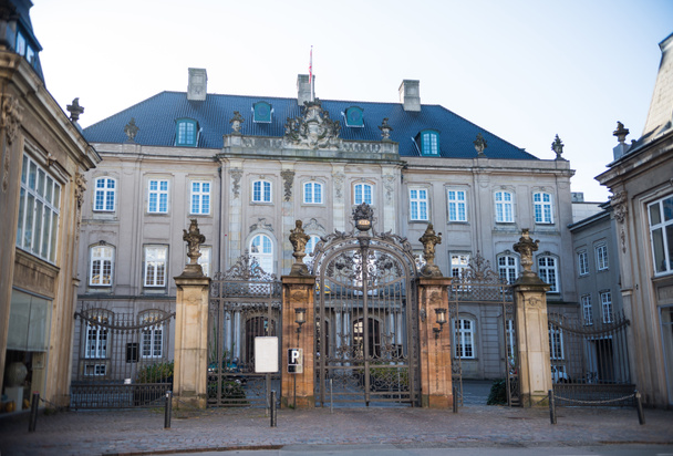 staré brány, prázdné karty a krásná historická budova v Kodani, Dánsko - Fotografie, Obrázek