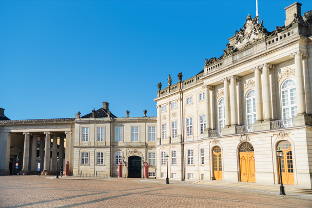 beautiful Amalienborg Square with historical buildings and columns at sunny day, copenhagen, denmark - Foto, imagen