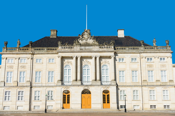 nádherná architektura historického zámku Amalienborg se sloupy a sochy v Kodani, Dánsko - Fotografie, Obrázek