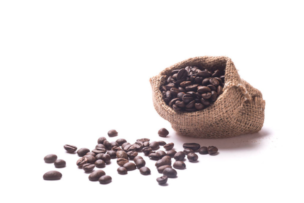 geröstete Kaffeebohnen mit Juta-Beutel auf weißem Hintergrund - Foto, Bild