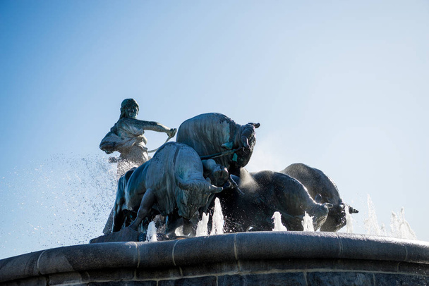 コペンハーゲン、デンマークで有名なゲフィオンの噴水の低角度のビュー   - 写真・画像