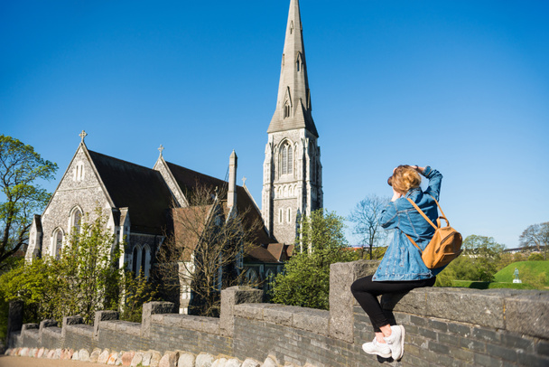 コペンハーゲン、デンマークの美しい教会を撮影するカメラで女の子の背面します。 - 写真・画像