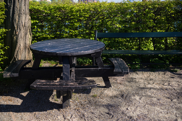 leerer runder Holztisch mit Bänken im Park, Kopenhagen, Dänemark - Foto, Bild