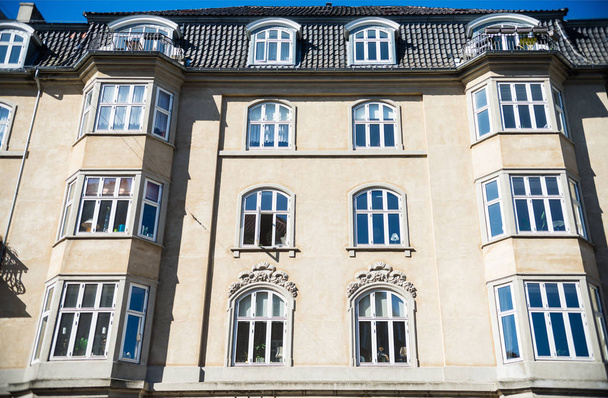 niski kąt widzenia piękny stary dom z dekoracjami, Kopenhaga, Dania - Zdjęcie, obraz