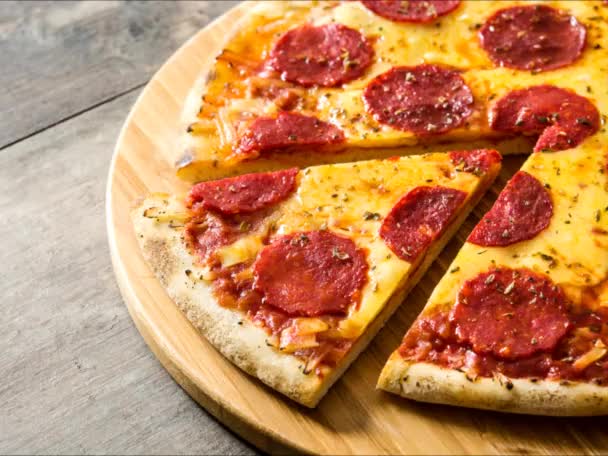 Classic pepperoni pizza clip - Footage, Video