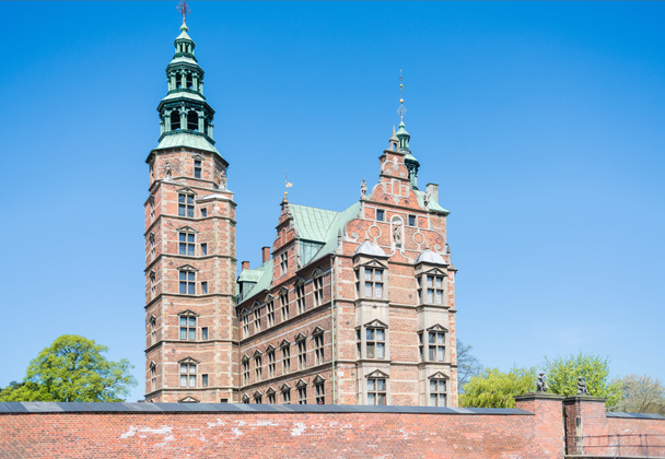 bakstenen muur en mooie Rosenborg Slot in Kopenhagen, Denemarken - Foto, afbeelding