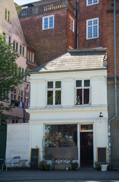 acogedora casa con tableros en blanco cerca de la entrada en la calle en copenhagen, denmark
 - Foto, Imagen