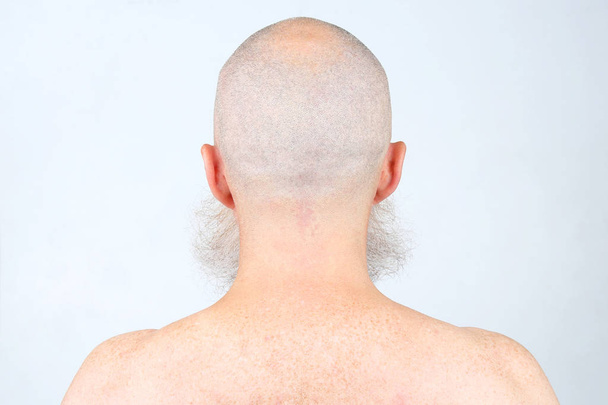 πορτρέτο του φαλακρός άνδρας με γενειάδα από πίσω στο φως backgroun - Φωτογραφία, εικόνα