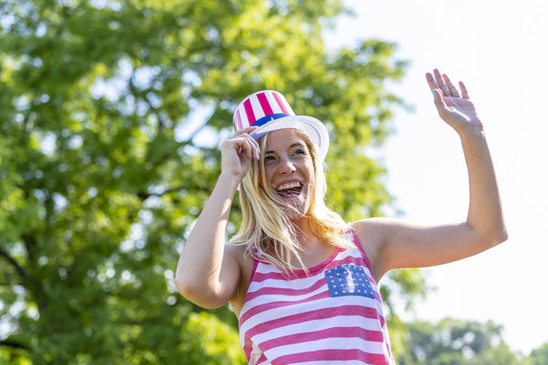 Een patriottische blonde model plezier tijdens de 4 juli holiday.   - Foto, afbeelding