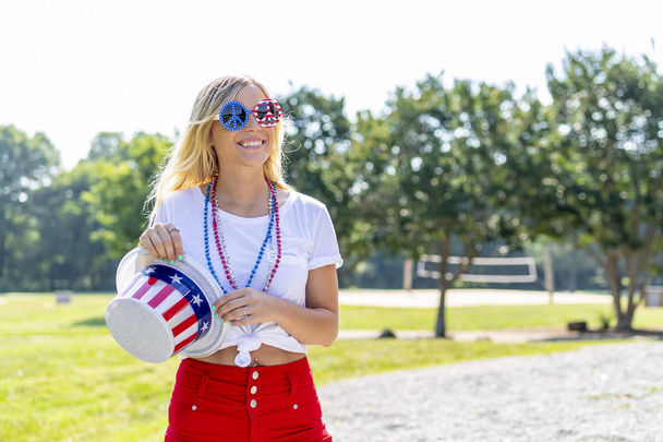 ein patriotisches blondes Model, das während der Feiertage am 4. Juli Spaß hat.   - Foto, Bild