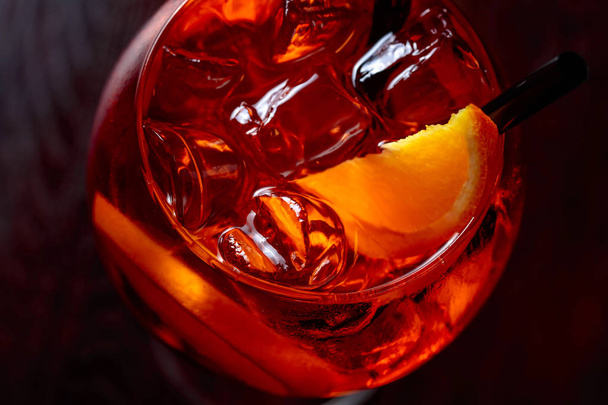 Nahaufnahme eines Glases mit Alkoholcocktail. Cocktail mit Natureis und Orangenscheiben. Ansicht von oben, Kopierraum. - Foto, Bild