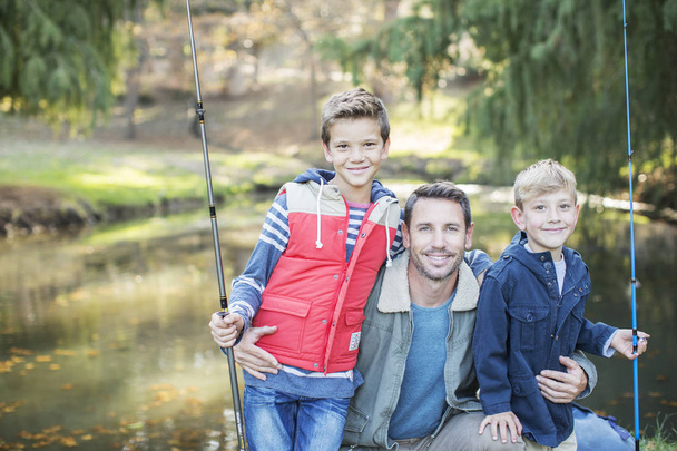 笑顔の父と釣り竿と息子の肖像画 - 写真・画像