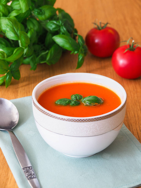 Crema vegana casera de sopa de tomate
 - Foto, imagen