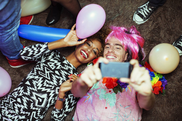 Çift alarak selfie partide zemin smartphone ile - Fotoğraf, Görsel