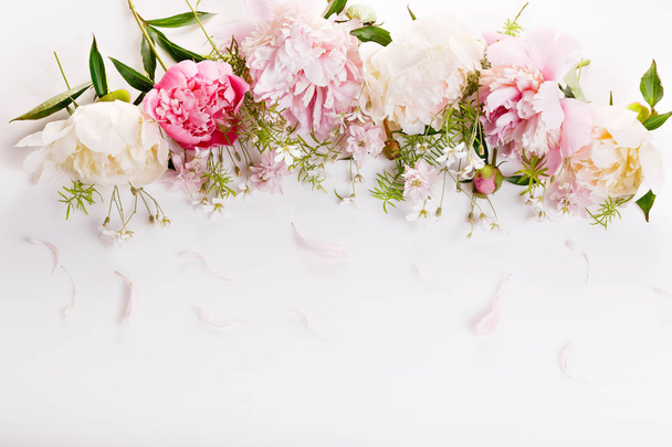 Finom fehér rózsaszín bazsarózsa virágok szirmok és a fehér szalag fehér. Rezsi felülnézet, lapos feküdt. Másolja a hely. Születésnap, anyák, Valentin, női, esküvő napján koncepció - Fotó, kép