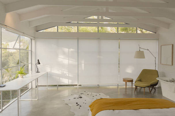 Dormitorio moderno y minimalista con techo abovedado de vigas de madera
 - Foto, imagen