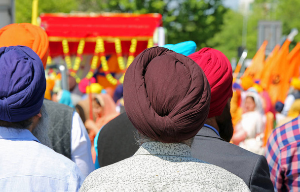 viejos sikh hombres con turbantes en la cabeza durante una ceremonia religiosa. El turbante es un símbolo religioso importante para la cultura india
 - Foto, imagen