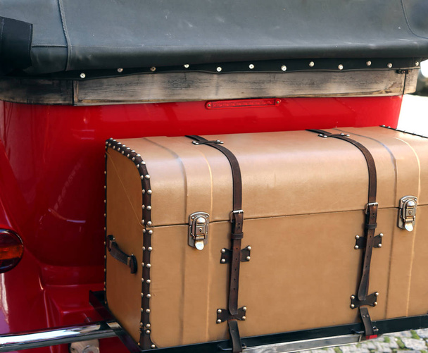 voiture vintage rouge avec bagages et un vieux coffre
 - Photo, image