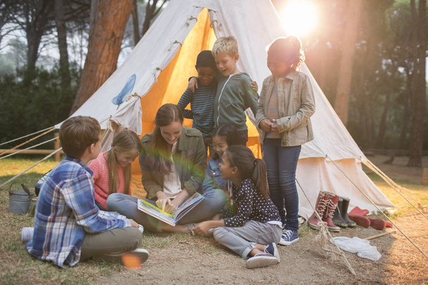 Enseignant et étudiants lisant au camping
 - Photo, image