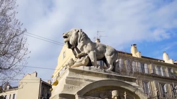 Escultura de león de piedra, calle más antigua de la capital de España, la ciudad de Madrid. Acciones. Estatua de león en medio de una ciudad europea
 - Metraje, vídeo