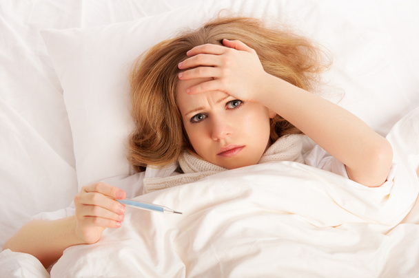 Donna con termometro raffreddore, influenza, febbre a letto
 - Foto, immagini