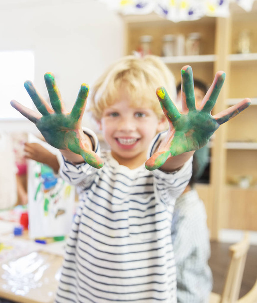 Μαθητής δείχνει μακριά βρώμικα χέρια στην τάξη - Φωτογραφία, εικόνα
