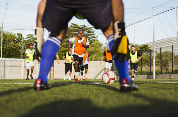 Oberflächenansicht von Fußballern, die auf dem Feld trainieren - Foto, Bild