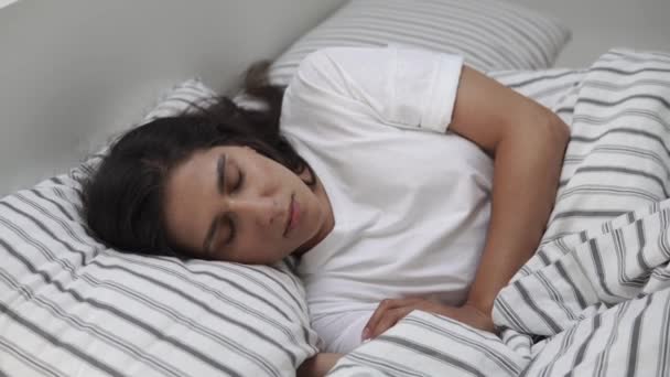 jonge vrouw slapen in bed. - Video