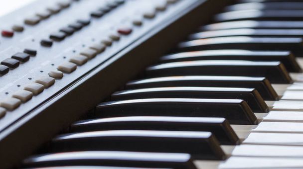Keyboard-Synthesizer, Nahaufnahme weißer und schwarzer Tasten - Foto, Bild