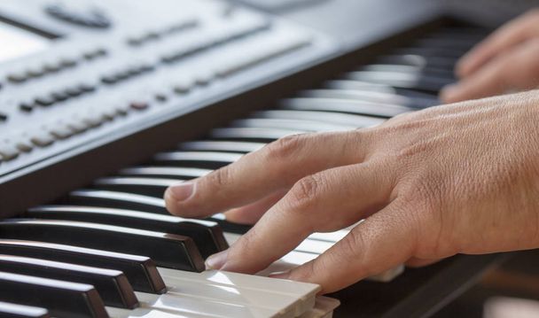 Keyboard-Synthesizer, Nahaufnahme weißer und schwarzer Tasten - Foto, Bild