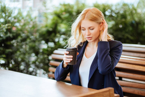 Beautiful woman drinking tasty coffee in a cafe - Foto, afbeelding