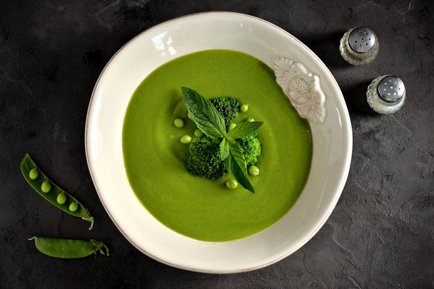Zdravé krémová polévka čerstvý zelený hrášek s brokolicí a mátou - Fotografie, Obrázek