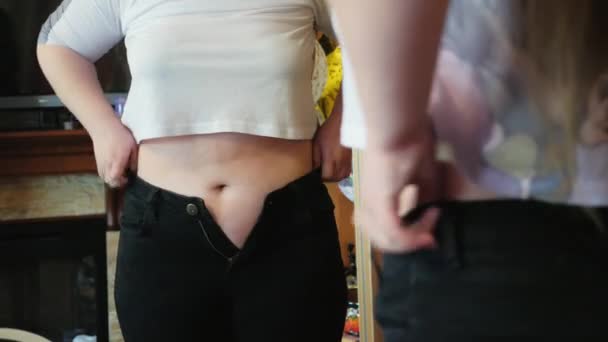 Tłuszczu dziewczyna problemy z dostaniem jej ulubione spodnie - Materiał filmowy, wideo