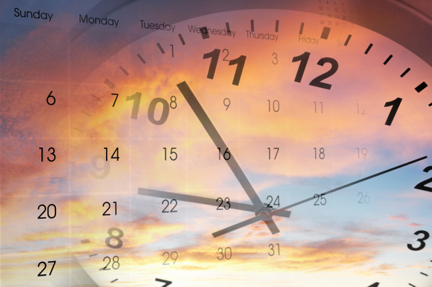 Orologio e calendario in cielo luminoso. Tempo che passa - Foto, immagini