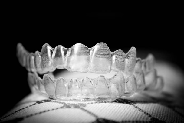Láthatatlan fogszabályozás összehangolni a fogak - Fotó, kép