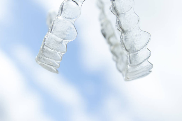 Ortodoncia invisible para alinear los dientes
 - Foto, Imagen