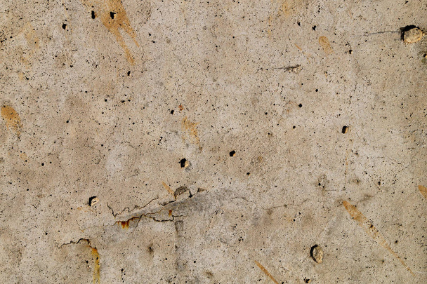 Текстура плоского штучного каменю з тріщинами, коричневими плямами і цятками
. - Фото, зображення