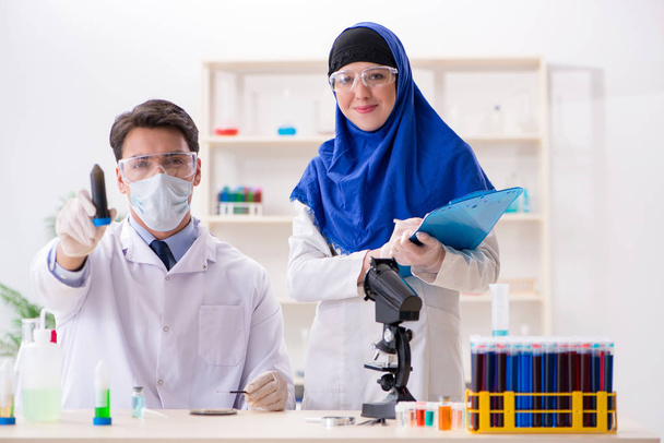 Two chemists working in the lab - Foto, afbeelding