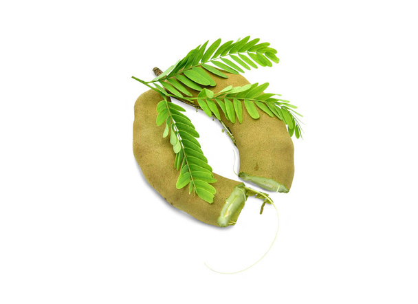 Свежий сладкий тамаринд изолирован на белом фоне, с листьями
 - Фото, изображение