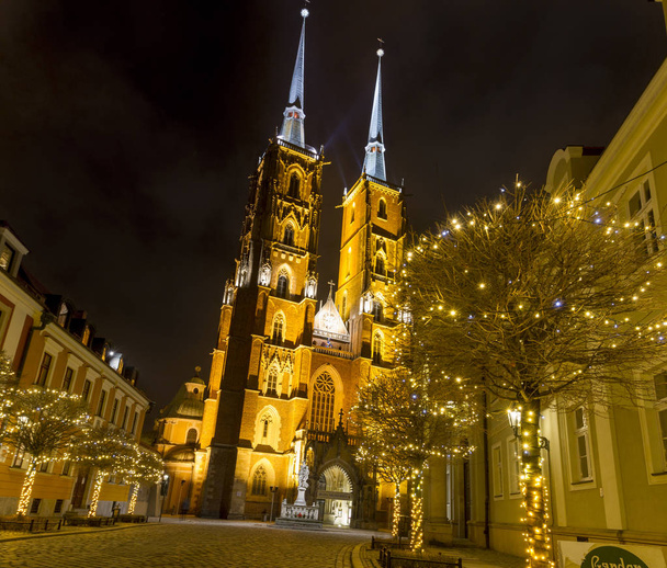Nocne zdjęcie podświetlane Świętego Jana Chrzciciela katedry w Wrocław, Polska - Zdjęcie, obraz