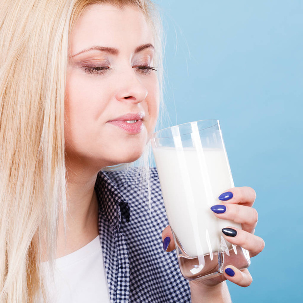 Healthy drinks, good nutrition, perfect breakfast concept. Woman drinking milk from glass - Foto, afbeelding
