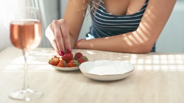 Beautiful young woman eats strawberry - Felvétel, videó