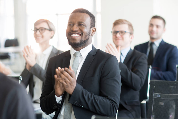 Щасливий бізнесмен і його колеги плескають руками на конференції після доповіді спікера
 - Фото, зображення