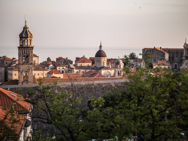 Belle vue sur les toits de tuiles d'argile rouge et les églises au-delà des murs historiques fortifiés de la vieille ville de Dubrovnik Croatie
. - Photo, image