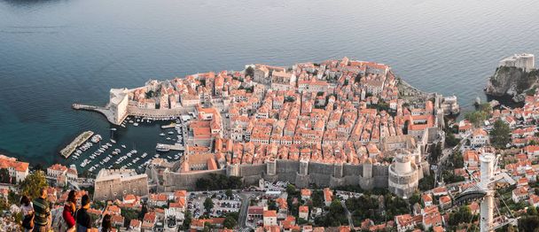 Hermosa vista panorámica desde el Monte Srd hasta el casco antiguo de Dubrovnik Croacia con sus famosas murallas fortificadas históricas que rodean la ciudad en el mar Adriático
. - Foto, imagen